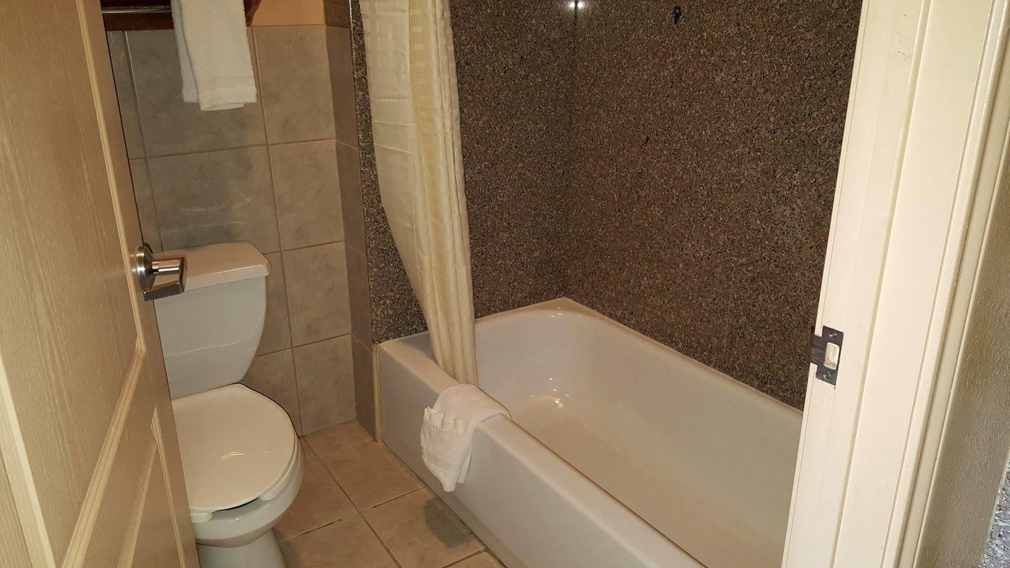 Budgetel Inn And Suites Hearne Bagian luar foto